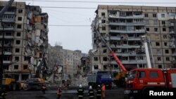 За останніми даними, через удар російської ракети по багатоповерхівці в Дніпрі загинули 40 людей, зокрема троє дітей, поранені десятки мешканців будинку, 25 – досі шукають