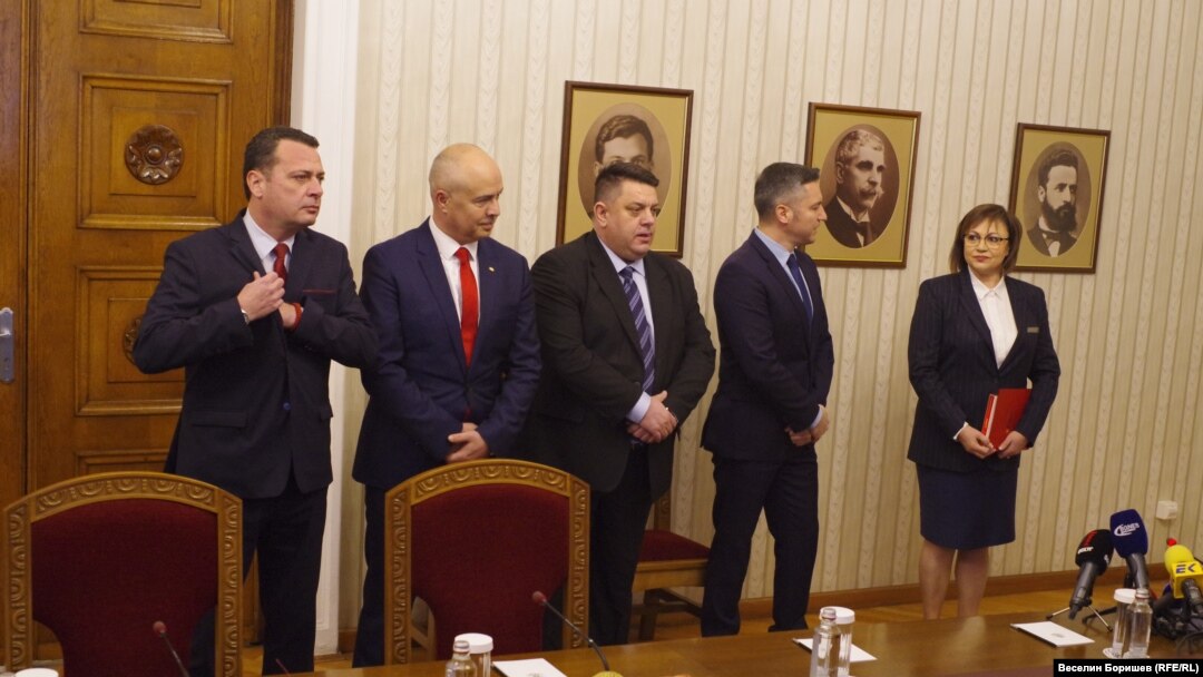 Нинова и членове на БСП в кабинета на президента Румен Радев по време на връчването на третия мандат за съставяне на правителство на 16 януари 2022 г.