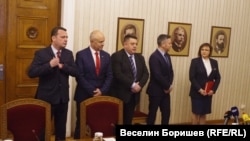 Нинова и членове на БСП в кабинета на президента Румен Радев по време на връчването на третия мандат за съставяне на правителство на 16 януари 2022 г.