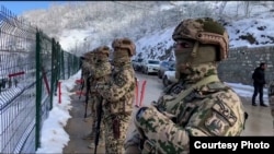 Азербайджанские военнослужащие на участке Лачинского коридора, прилегающем к контролируемому Азербайджаном карабахскому городу Шуши (архив)