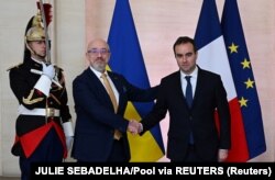 Ministrul Apărării al Ucrainei Oleksiy Reznikov (S) și Ministrul Apărării al Franței Sebastien Lecornu. Paris, 31 ianuarie 2023