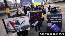 Во время акции против вторжения России в Украину у российского посольства в Южной Корее. Сеул, 29 января 2023 года