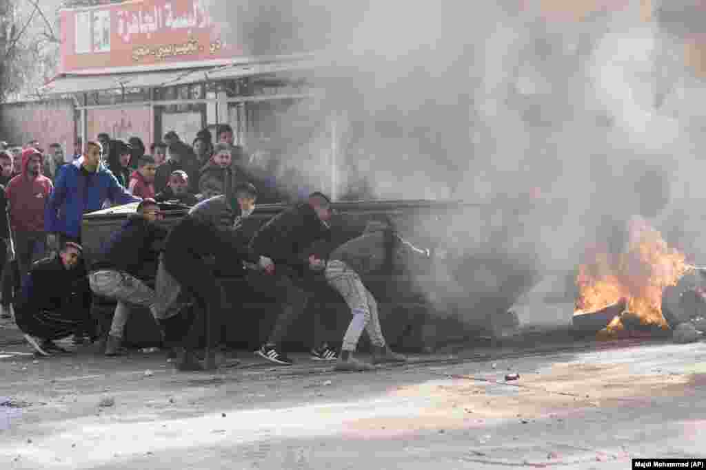 Disa palestinezë duke u përleshur me forcat izraelite, pas një operacioni të ushtrisë së Izraelit, në qytetin e Xheninit, në Bregun Perëndimor, më 26 janar 2023.