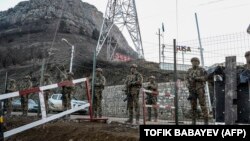 Ushtarët e Azerbajxhanit duke bërë roje një pikë kontrolli në Korridorin e Lakinit, dhjetor 2022.