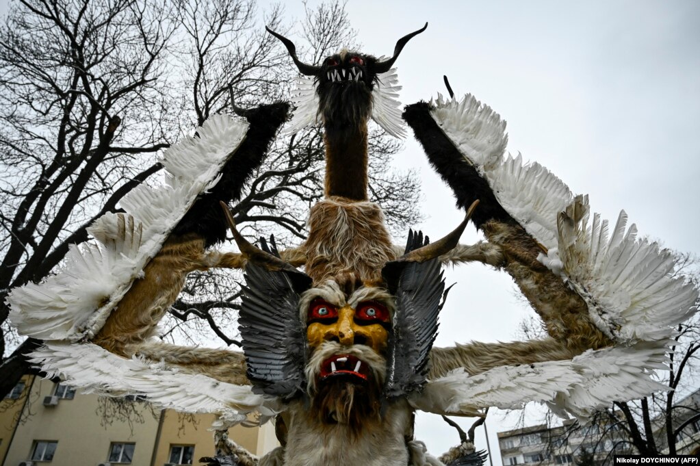 Ngjarja e kryesore e festivalit është një paradë e grupeve të maskaradës nga Bullgaria, si dhe grupeve ndërkombëtare.