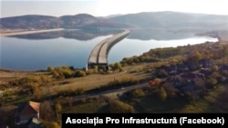Viaduct construit parțial de compania Bechtel pe porțiunea Suplacu de Barcău - Chiribiș, de pe autostrada Transilvania. Contractul cu gigantul american a fost reziliat în 2013, dar de atunci lucrările atât pe aceste tronson, cât și pe altele, nu au mai avansat.