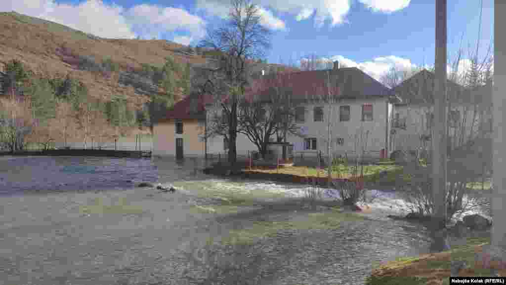 Pamje nga përmbytjet në fshatin Fojnicë.