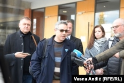 Российские антивоенные активисты Станислав Суслов (слева) и Петр Никитин (в центре) выступают перед журналистами в Белграде