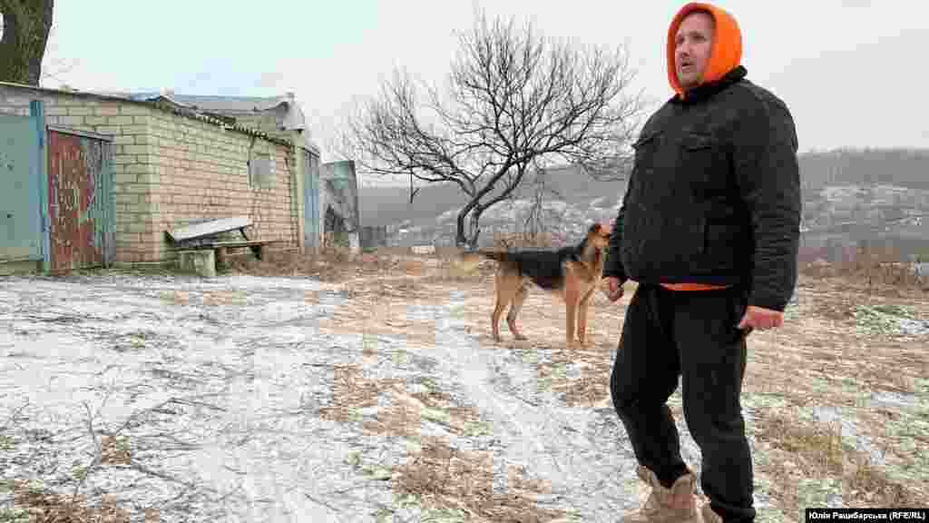 Jevhen Dubovikov korábban a Luhanszki területen található Szeverodonyeckben élt. A várost&nbsp;2022 júniusában foglalták el az orosz csapatok, de ő és édesanyja még tavasszal elmenekült Dnyipróba. A&nbsp;36 éves férfi azóta több mint százezer kilométert tett meg, hogy élelmiszert szállítson nemcsak az embereknek, de az állatoknak is a háború sújtotta kelet-ukrajnai régióba