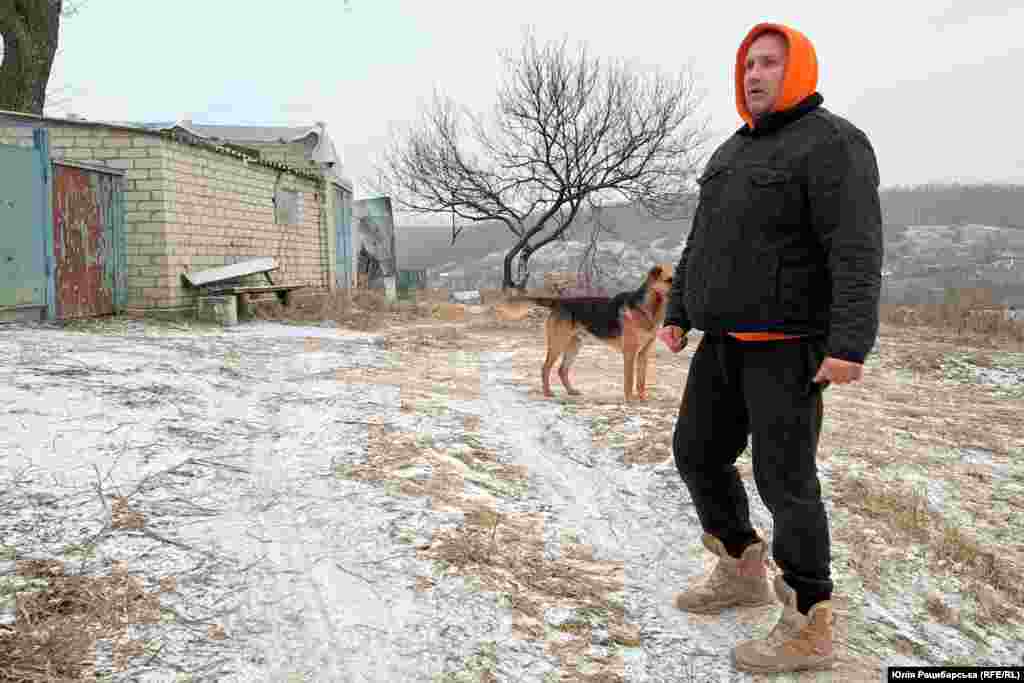 Евгений Дубовиков (на фото) родом из Северодонецка, города в Луганской области Украины, который в июне прошлого года был захвачен российскими войсками. Дубовиков эвакуировался из родного города и переселился в Днепр прошлой весной с мамой и любимой собакой. С тех пор 36-летний мужчина проехал более 100 тысяч километров, доставляя помощь животным и людям в разорённых войной городах и сёлах Восточной Украины&nbsp;