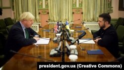 Президент України Володимир Зеленський і експремʼєр-міністр Великої Британії Борис Джонсон (ліворуч). Київ, 22 січня 2023 року 