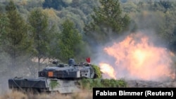 Танк "Леопард 2" стреля по време на военно обучение в база на германската армия в Берген, Германия, 17 октомври 2022 г.