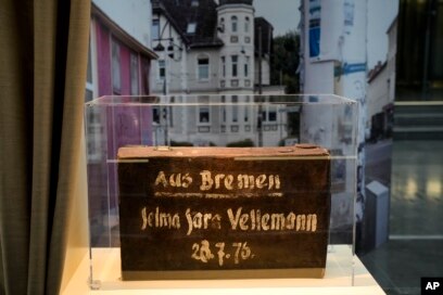 Valixhja ku shkruan emri Selma Sara Velleman nga Bremeni.