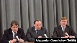 Министр экономики России Андрей Нечаев, первый вице-премьер правительства Егор Гайдар и председатель Госкомимущества Анатолий Чубайс. Апрель 1992 года.