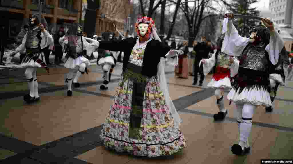 La festival iau parte dansatori care poartă măști multicolore acoperite cu mărgele, panglici și&nbsp;ciucuri din lînă.