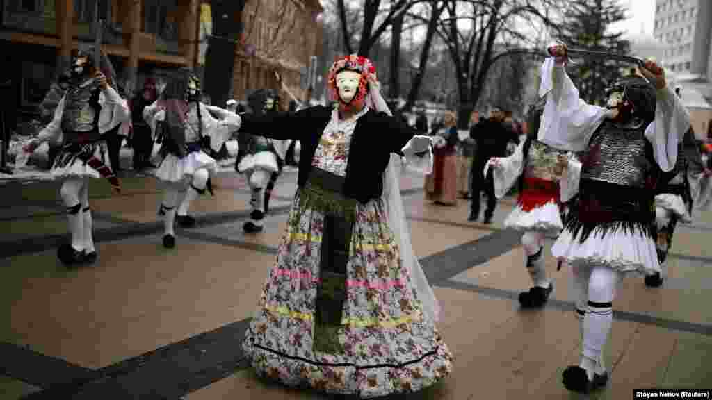 Učesnici festivala nose raznobojne maske ukrašene perlama, trakama i vunenim resama. &nbsp;