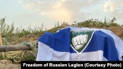 Флаг с эмблемой легиона "Свобода России"