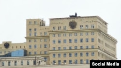 An image that has circulated on social media showing a Pantsir missile system on the roof of the Russian Defense Ministry's building in Moscow. 