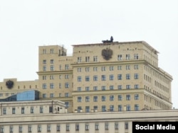 Здание Министерства обороны России с установленным на крыше зенитным комплексом "Панцирь"
