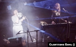 Сьвятлана Бень і Галіна Чыкіс на сцэне падчас канцэрту