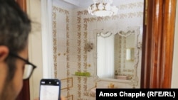 Посетител прави снимка на баня в имението на Чаушеску.