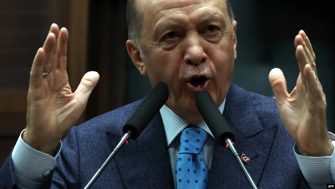„Dacă este necesar, putem da un răspuns diferit în ceea ce privește Finlanda. Suedia va fi șocată când vom da un răspuns diferit pentru Finlanda”, a spus Erdoğan.