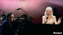 Певците Елтън Джон и Доли Партън заедно на сцената на 39-ите годишни награди за кънтри музика в Ню Йорк
