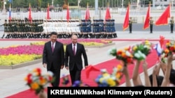 Liderul chinez, Xi Jinping, alături de liderul rus, Vladimir Putin, în timpul vizitei acestuia la Beijing, 8 iunie 2018.