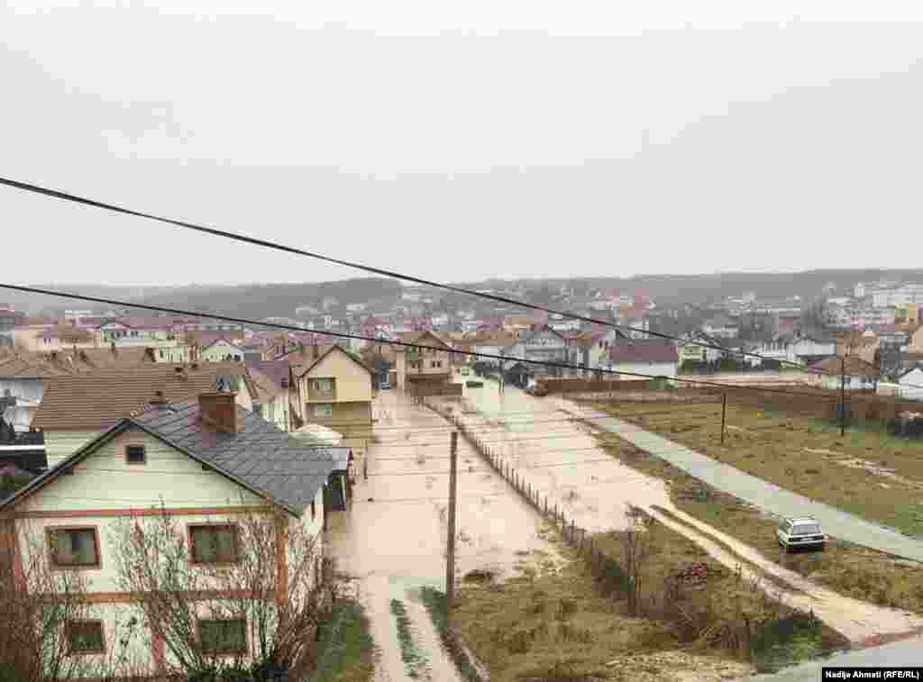 Qyteti më i prekur nga vërshimet sipas raportimeve është Skenderaj ku autoritetet lokale kanë shpallur gjendje emergjente. Lumi Klina dhe disa degë të tij, kanë dalë nga shtrati duke shkaktuar vërshime në rreth dhjetë fshatra të kësaj komune. &nbsp;