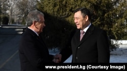 Президент Кыргызстана Садыр Жапаров (справа) и президент Узбекистана Шавкат Мирзиёев