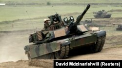 Танк M1A2 «Abrams» направляется на огневые позиции на учениях в 2016 году в Грузии. Архив