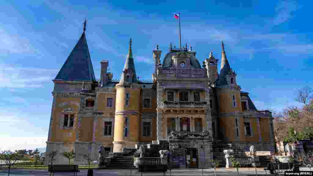 Prințul Semion Voronțov i-a comandat în 1879 arhitectului francez Etienne Bouchard să construiască un palat pe pământurile dăruite inițial de&nbsp;Împărăteasa Ecaterina a II-a unui aristocrat francez care n-a locuit niciodată acolo. Dar doi ani mai târziu, arhitectul a murit, urmat de Voronțov însuși, iar domeniul a fost abandonat. &nbsp;