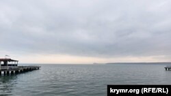 Купель с видом на Крымский мост, Керчь, Украина, 17 января 2023 года