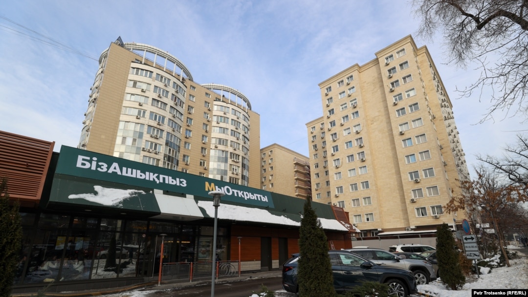 An unnamed restaurant that opened on the site of McDonald's in Almaty on January 24: "We are open." 