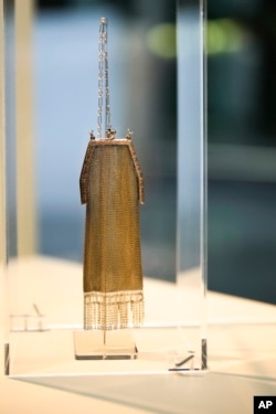Çanta që i përkiste viktimës së Holokaustit, Jenni Bachrach nga Eseni është ekspozuar në Parlamentin gjerman.