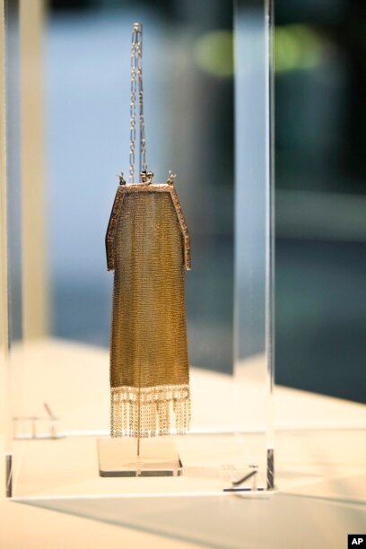 Çanta që i përkiste viktimës së Holokaustit, Jenni Bachrach nga Eseni është ekspozuar në Parlamentin gjerman.