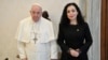 Vjosa Osmani, predsednica Kosova, i papa Franjo, prilikom susreta u Vatikanu, 23. junaura 2023. godine. 