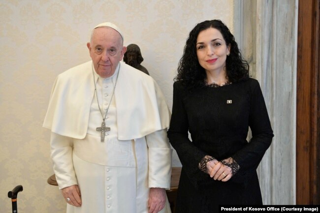 Presidentja e Kosovës, Vjosa Osmani, dhe Papa Françesku në Vatikan. 23 janar 2023.