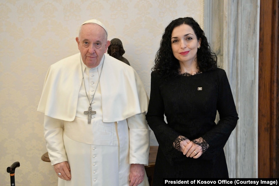 Presidentja e Kosovës, Vjosa Osmani, dhe Papa Françesku në Vatikan. 23 janar 2023.