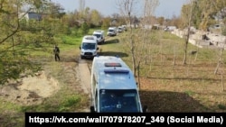 Автомобили «скорой помощи» со знаками Z, на которых вывозят в Крым жителей оккупированной Россией части Херсонской области, 7 ноября 2022 года