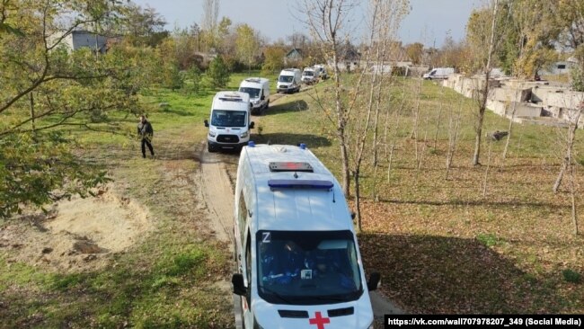 Автомобили «скорой помощи» со знаками Z, на которых вывозят в Крым жителей оккупированной Россией части Херсонской области, 7 ноября 2022 года