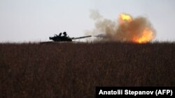 Украински тенк пука кон руска позиција во близина на градот Бахмут, Доњецк, 26 јануари 2023 година