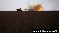 Украинский танк ведет огонь по российским позициям у Бахмута Донецкой области, 26 января 2023 г. Иллюстративная фотография