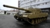 Tenkovi "Leopard 2" su posebno dizajnirani da se bore sa ruskim tenkovima T-90, koji se koriste u invaziji. Veruje se da ih ima više od 2.000 širom sveta