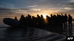 Emigrantë duke hipur në varkën e një kontrabanduesi në plazhin e Gravelines, afër Dunkirkut, Franca veriore më 12 tetor 2022, në një përpjekje për të kaluar Kanalin Anglez.