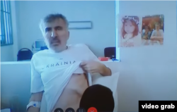 Михеил Саакашвили по видеосвязи дает показания во время суда. 1 февраля 2023 года. Саакашвили жалуется на резкое ухудшение здоровья. Украина, гражданином которой он является, предлагала взять его на лечение
