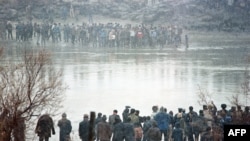  Азери от Нахичеванската самостоятелна република махат на ирански азери, събрали се от другата страна на границата на река Аракс в Иран, 8 януари 1990 година Две седмици по-късно, на 20 януари 1990 година, Нахичеванската самостоятелна република афишира самостоятелност от Съюз на съветските социалистически републики. 