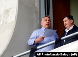 Orbán Viktor Mészáros Lőrinccel a felcsúti stadionban 2019 májusában