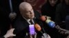 Главният прокурор Иван Гешев, който неотдавна намеси журналисти в предполагаем заговор срещу себе си, дава изявление пред репортери
