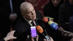 Главният прокурор Иван Гешев, който неотдавна намеси журналисти в предполагаем заговор срещу себе си, дава изявление пред репортери